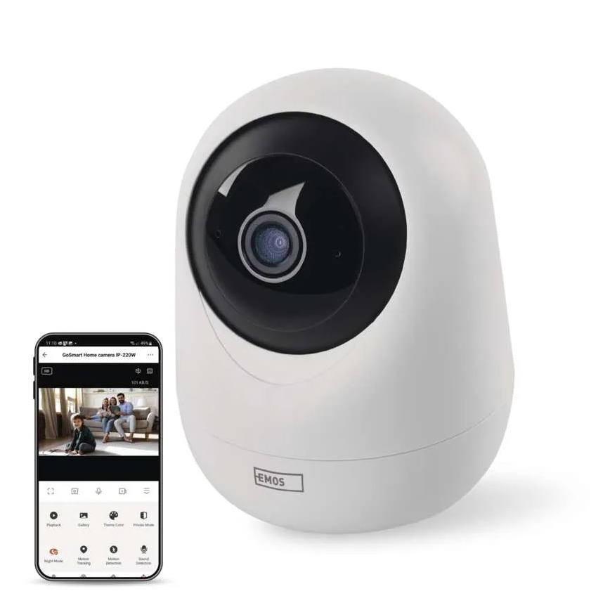 Biela bezpečnostná kamera EMOS s čiernym objektívom sníma obraz. Na displeji smartfónu je zobrazený náhľad z kamery s rodinou v obývacej izbe. Aplikácia zobrazuje názov „Godmart Home camera IP-233W“.