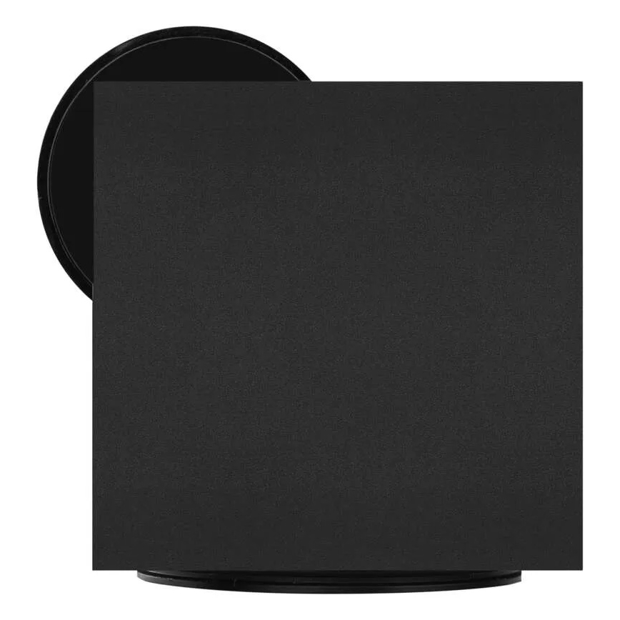 Čierny štvorcový stojan stojí na čiernom kruhovom podstavci. Stojan je mierne naklonený.