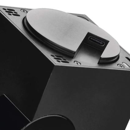 Čierne štvorcové zariadenie s odnímateľným krytom odhaľuje USB-C port. Zariadenie má perforovanú bočnú stranu.