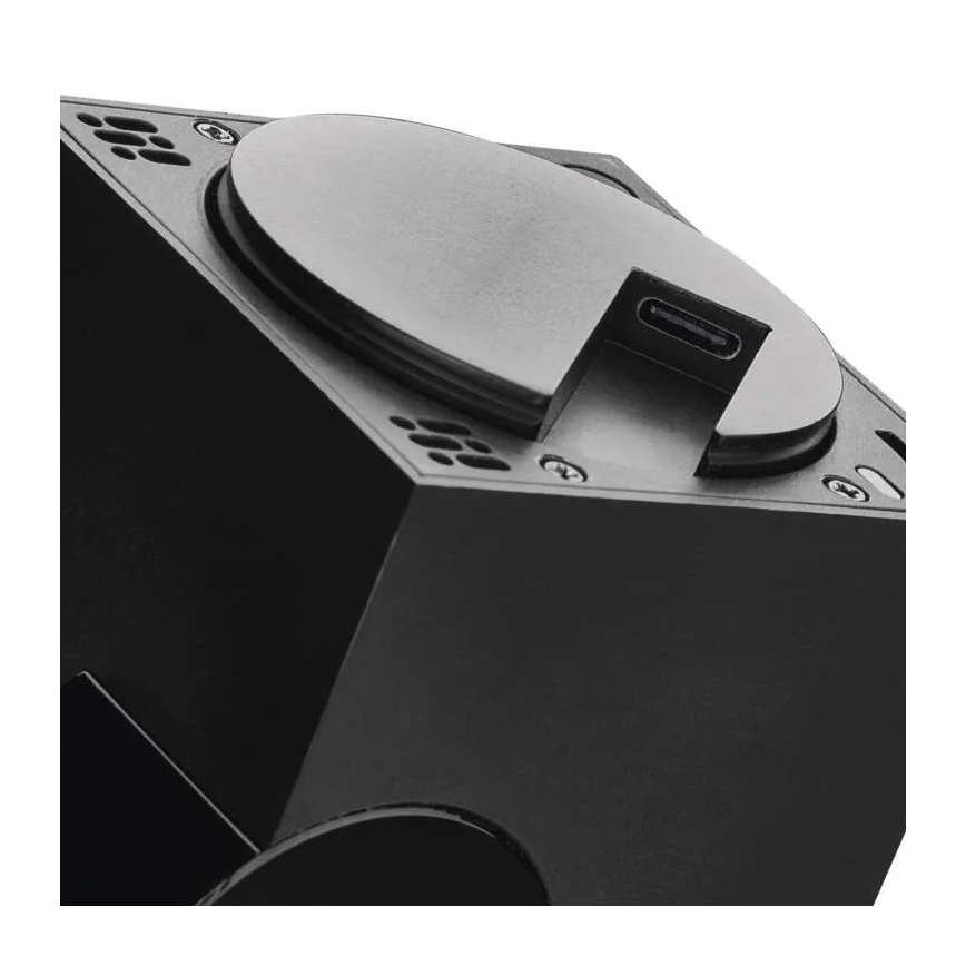 Čierne štvorcové zariadenie s odnímateľným krytom odhaľuje USB-C port. Zariadenie má perforovanú bočnú stranu.