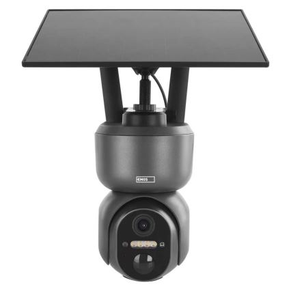 Bezdrôtová bezpečnostná kamera EMOS s integrovaným solárnym panelom na nabíjanie. Kamera sníma obraz a nahráva video. Je umiestnená na samostatnom držiaku.