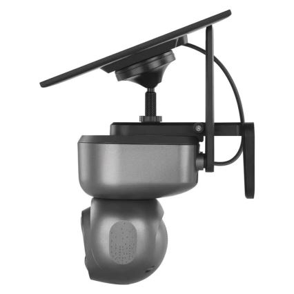 Štvorcová solárna batéria nabíja bezpečnostnú kameru. Kamera je pripevnená na stene, natočená nadol. Kamera má guľovitý tvar s dvoma objektívmi.