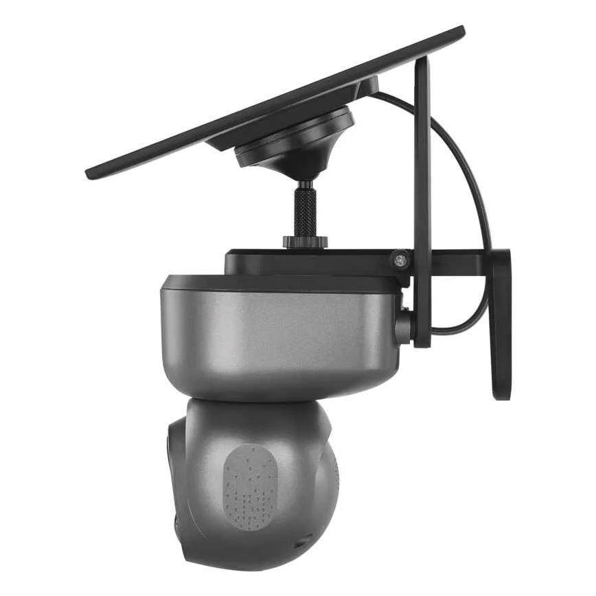 Štvorcová solárna batéria nabíja bezpečnostnú kameru. Kamera je pripevnená na stene, natočená nadol. Kamera má guľovitý tvar s dvoma objektívmi.