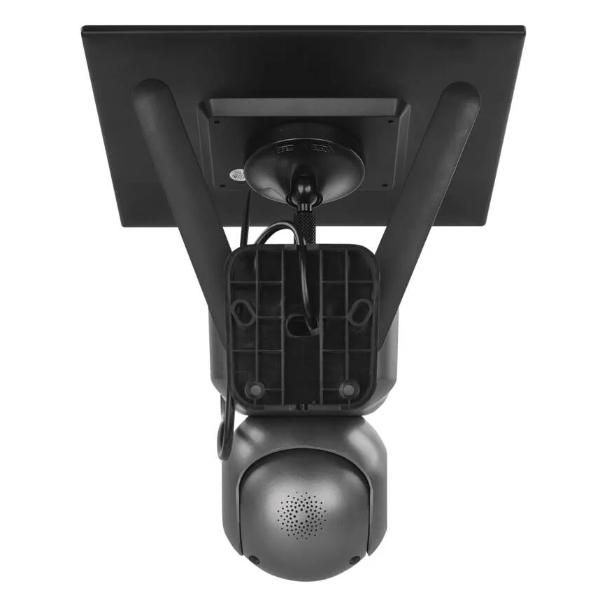 Bezdrôtová kamera je pripevnená k stropu pomocou čierneho držiaka. Kamera je tmavosivá, guľatá a smeruje nadol. Držiak má plochý štvorcový panel.