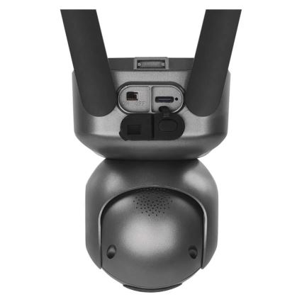 Bezdrôtová kamera s guľovitým telom a dvoma anténami je zobrazená zospodu. Na zadnej strane sa nachádzajú tlačidlá ON/OFF, USB-C a microSD konektor. Kamera je umiestnená na bielom pozadí.