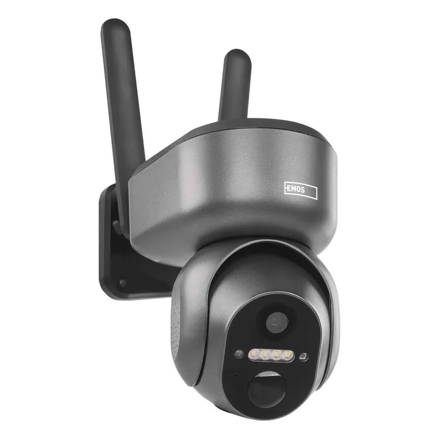 Šedá bezpečnostná kamera s dvomi anténami je pripevnená na stenu. Kamera sníma obraz. Na kamere je nápis „EMOS“.