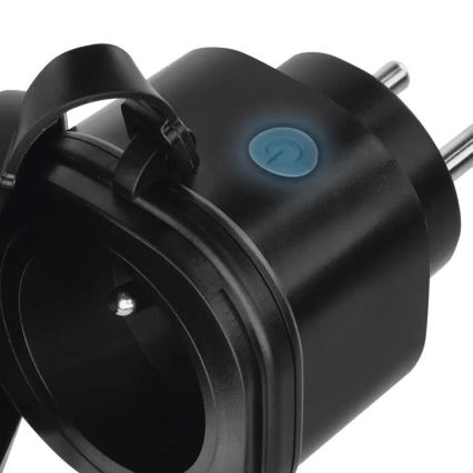 Čierny sieťový adaptér s integrovaným vypínačom v tvare kruhu, ktorý je podsvietený svetlom. Adaptér má otvor pre zapojenie zariadenia a je pripravený na zapojenie do elektrickej zásuvky.