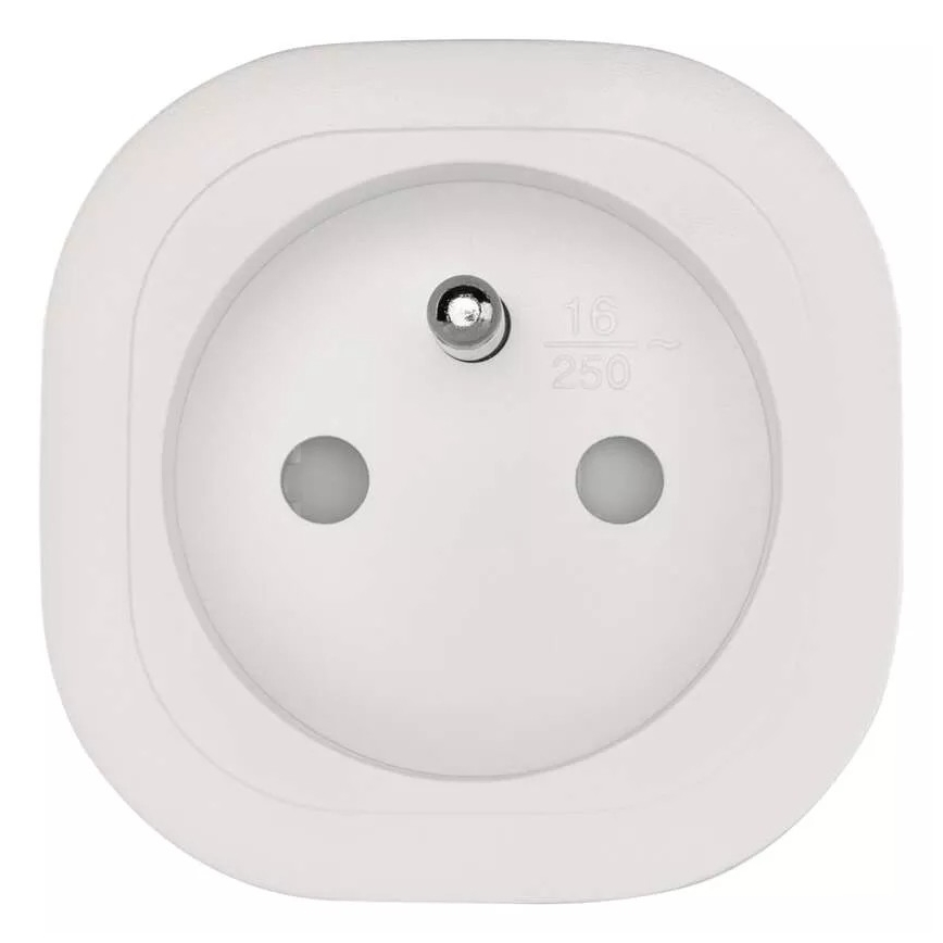 Biela zásuvka s dvoma otvormi na pripojenie spotrebičov je pripravená na pripojenie. Na povrchu je označenie „16 250“.