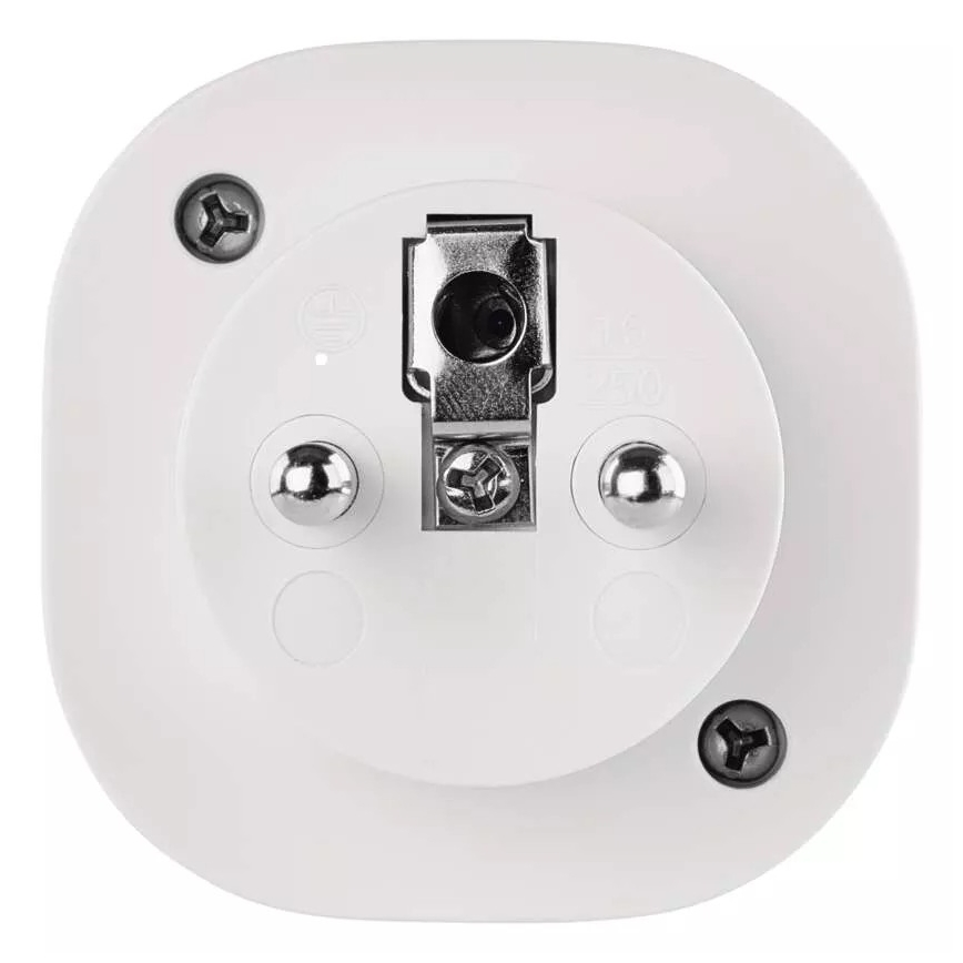 Biela zástrčka s dvomi kovovými kolíkmi je pripravená na zapojenie do elektrickej siete. Je štvorcového tvaru a pripevnená skrutkami.