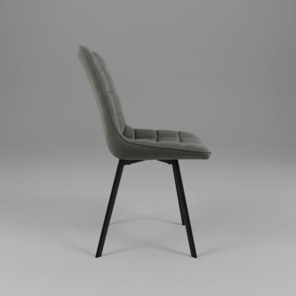 Sivá stolička s čalúneným operadlom a čiernymi nohami stojí na bielom pozadí. Stolička je zobrazená zozadu.