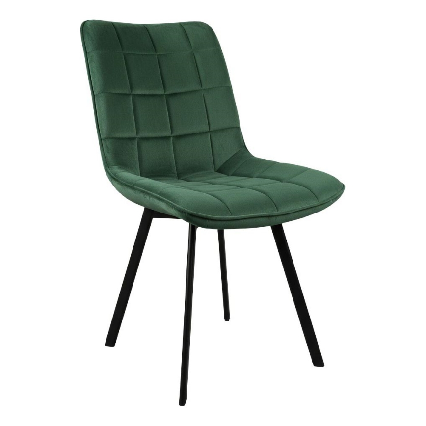 Zelená zamatová stolička s prešívaným čalúnením stojí na štíhlych čiernych nohách. Stolička je umiestnená na bielom pozadí.
