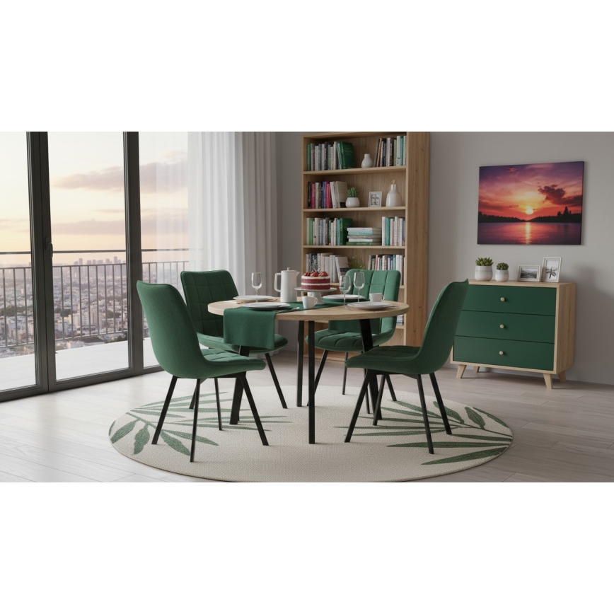 Zelená zamatová stolička s čalúnením do štvorcov stojí na čiernych nohách. Je zobrazená na bielom pozadí.