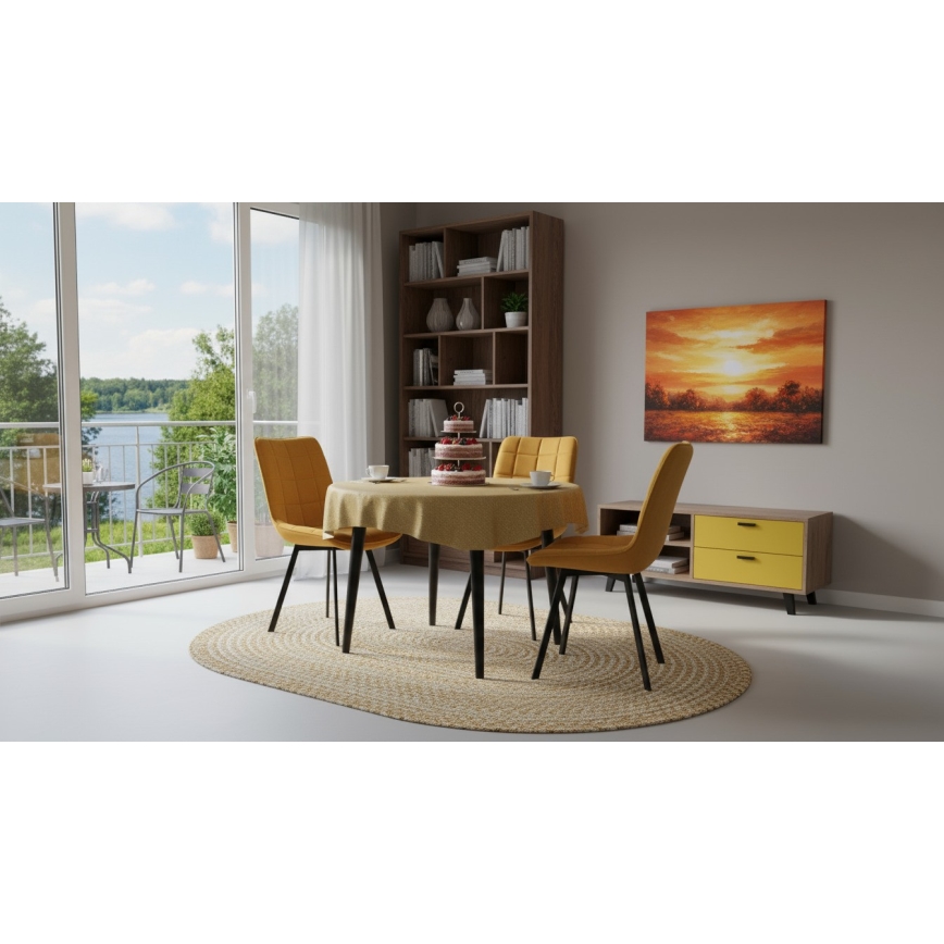 Žltá stolička s čalúneným sedákom a operadlom, deleným na štvorce, stojí na tenkých čiernych nohách. Stolička je izolovaná na bielom pozadí.