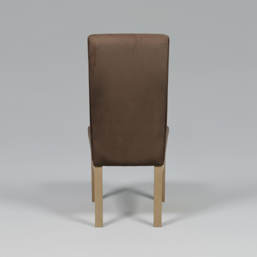 Čierna stolička s čalúneným sedadlom a operadlom stojí na štyroch svetlých drevených nohách. Rozmery: výška 95 cm, šírka 55 cm, hĺbka operadla 46 cm.