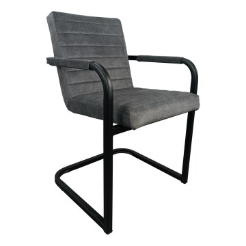 Sivá čalúnená stolička s podrúčkami a čiernym kovovými nohami v tvare písmena U stojí na bielom pozadí.