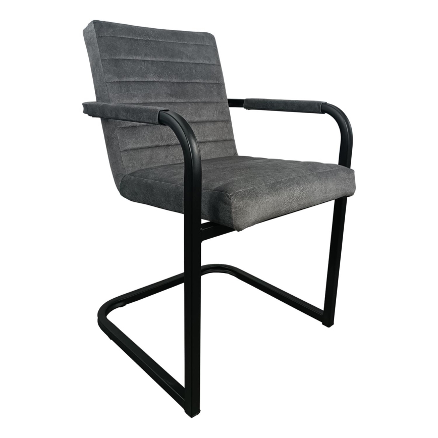 Sivá čalúnená stolička s podrúčkami a čiernym kovovými nohami v tvare písmena U stojí na bielom pozadí.