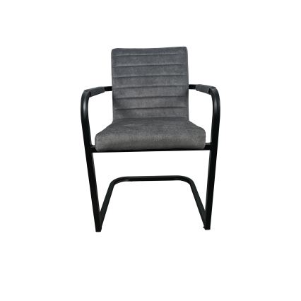 Šedá čalúnená stolička s opierkami rúk a čiernym kovovým podstavcom v tvare podkovy stojí na bielom pozadí.
