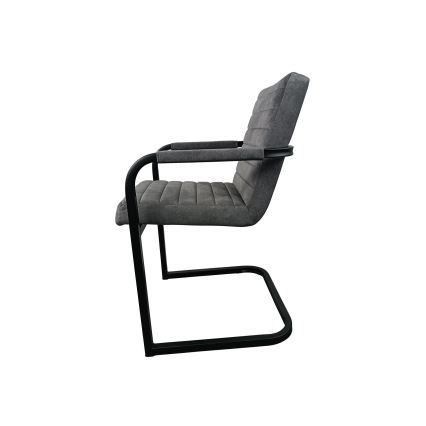 Šedá kancelárska stolička s čiernym kovovými podnožami a podrúčkami stojí na bielom pozadí. Stolička má čalúnené sedadlo a operadlo s prešívaným vzorom.