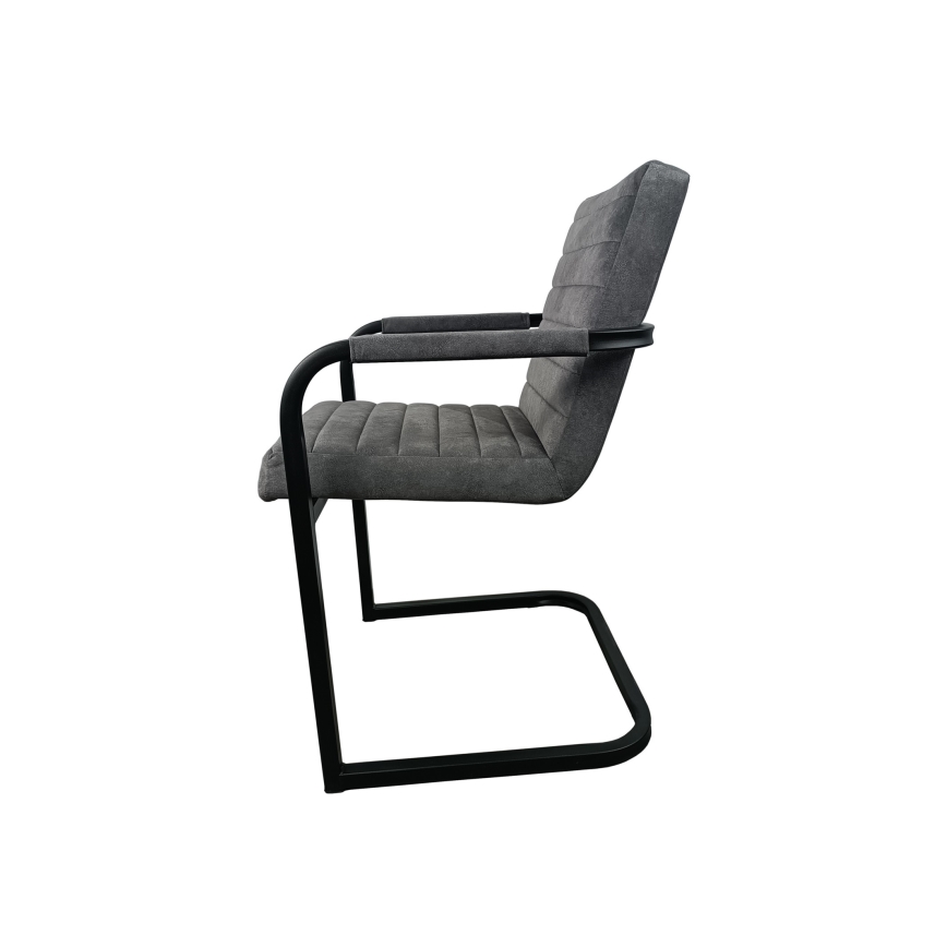 Šedá kancelárska stolička s čiernym kovovými podnožami a podrúčkami stojí na bielom pozadí. Stolička má čalúnené sedadlo a operadlo s prešívaným vzorom.