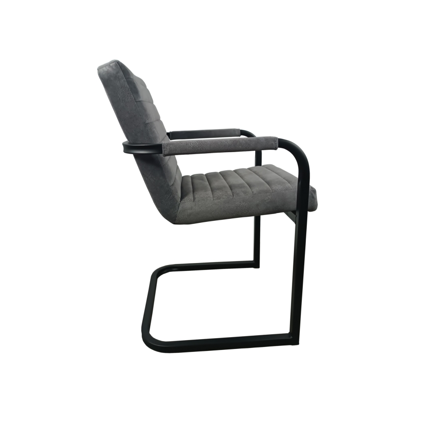 Šedá čalúnená stolička s podrúčkami a čiernym kovovýn podnožím v tvare podkovy stojí na bielom pozadí.
