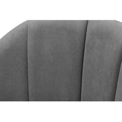 Sivá opierka kresla je z textílie s vertikálnymi švami. Opierka je zaoblená, čiastočne viditeľná pred biela pozadie.