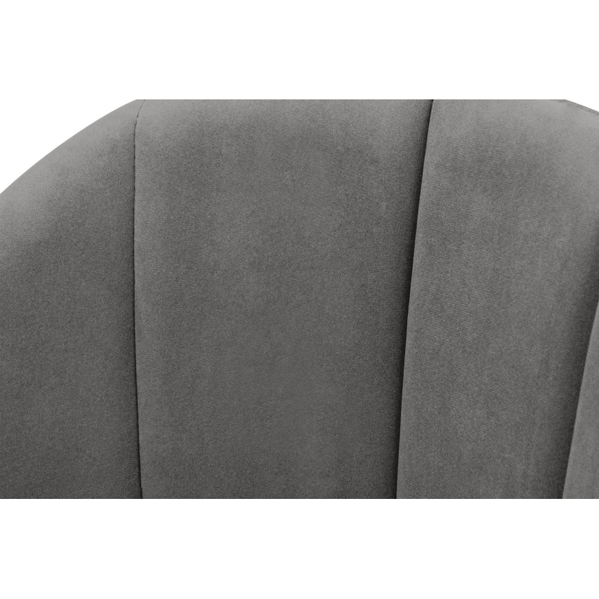 Sivá opierka kresla je z textílie s vertikálnymi švami. Opierka je zaoblená, čiastočne viditeľná pred biela pozadie.