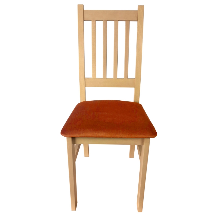 Drevená stolička s oranžovým čalúneným sedákom stojí na bielom pozadí.