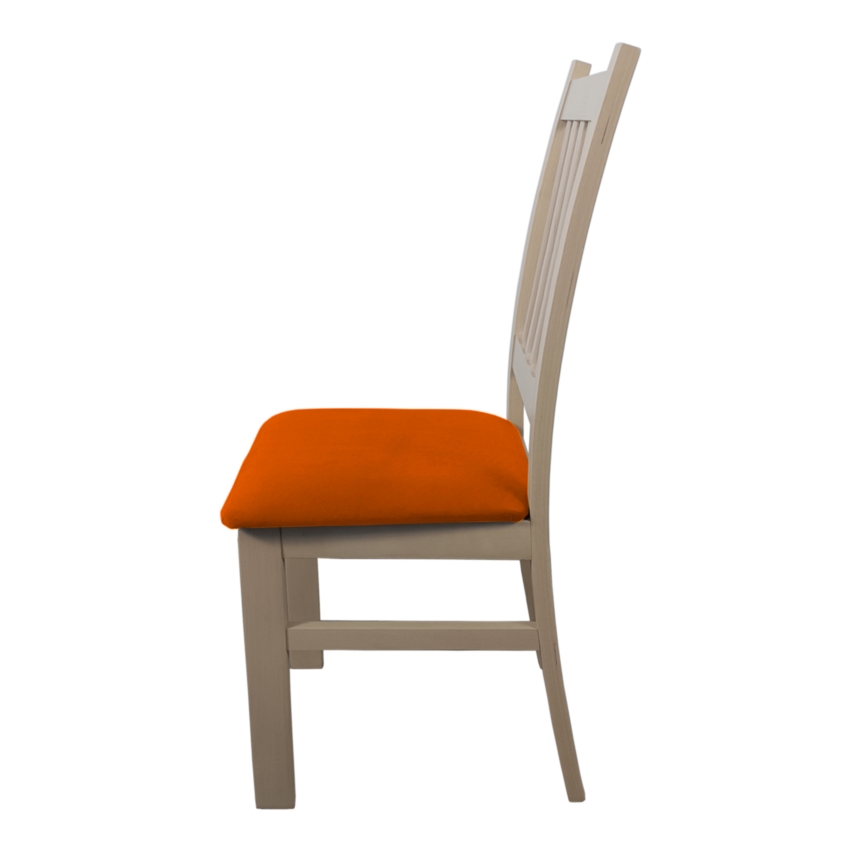 Drevená stolička s oranžovým sedákom stojí na bielom pozadí. Stolička je zobrazená zboku.