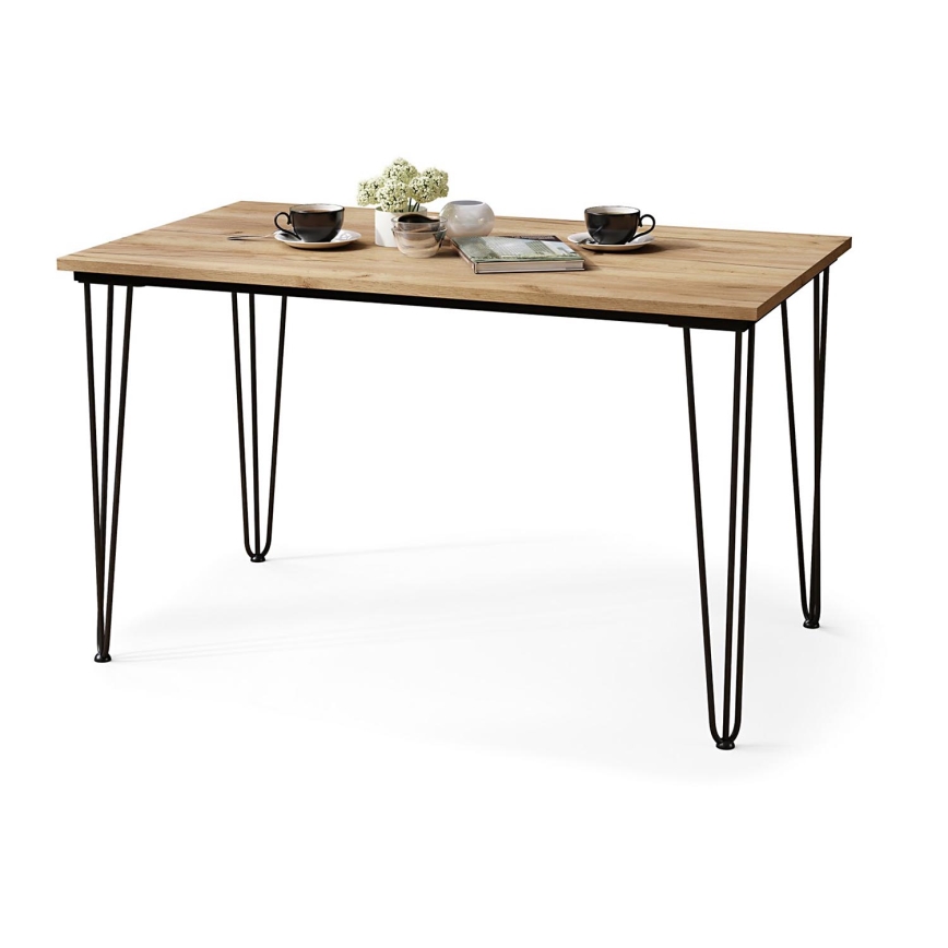 Drevený stôl s čiernymi kovovými nohami stojí na bielom pozadí. Na stole sú dva hrnčeky, vázička s kvetmi a kniha.