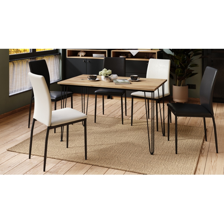 Drevený jedálenský stôl s čiernymi kovovými nohami stojí na svetlohnedej koberci. Okolo stola sú umiestnené štyri stoličky: dve s bielym a dve s čiernym čalúnením. Prostredie je interiér jedálne.
