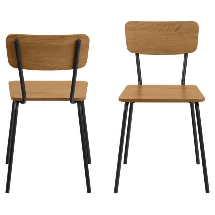 Dve drevené stoličky s čiernymi kovovými nohami a operadlami sú zobrazené z prednej a zadnej strany. Stoličky sú umiestnené na bielom pozadí.