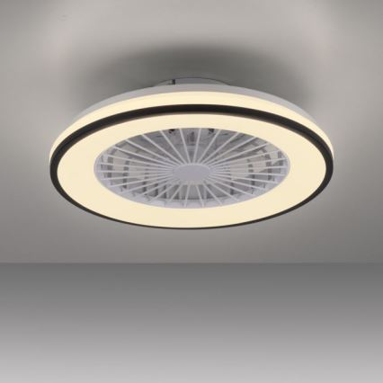 Stropný ventilátor s osvetlením je pripevnený k stropu. Ventilátor má biele lopatkya je obklopený kruhovým svetelným prstencom. Celok je v bielom a tmavosivom prevedení.