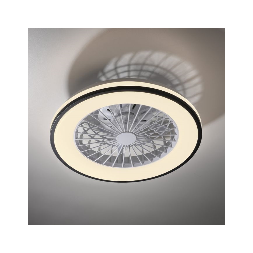 Stropný ventilátor s integrovaným LED osvetlením je pripevnený k stropu. Ventilátor má okrúhly tvar s bielymi lopatkami a svetlým kruhovým LED prstencom. Je umiestnený na svetlom sivom strope.