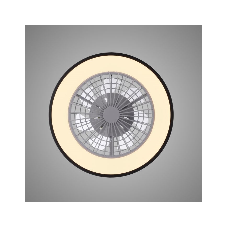 Stropný ventilátor s osvetlením. Ventilátor má sivé lopaty a je umiestnený v čiernom ráme s vnútorným svetelným kruhom. Celok je na jednoduchom svetlom pozadí.