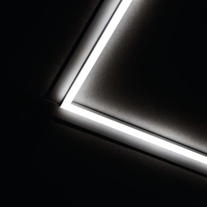 Svetlo LED v tvare pravého uhla svieti v tmavej miestnosti. Je zabudované do stropu s tmavým povrchom.