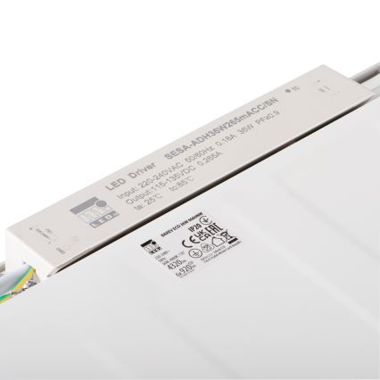 LED ovládač SESA-ADH36W265mACC/SN je pripojený k elektrickému vedeniu. Vstup: 220-240VAC 50/60Hz 0,18A 36W PF≥0,9; Výstup: 115-135VDC 0,265A; ta: 25°C tc:85°C. Na ovládači sú certifikačné značky.