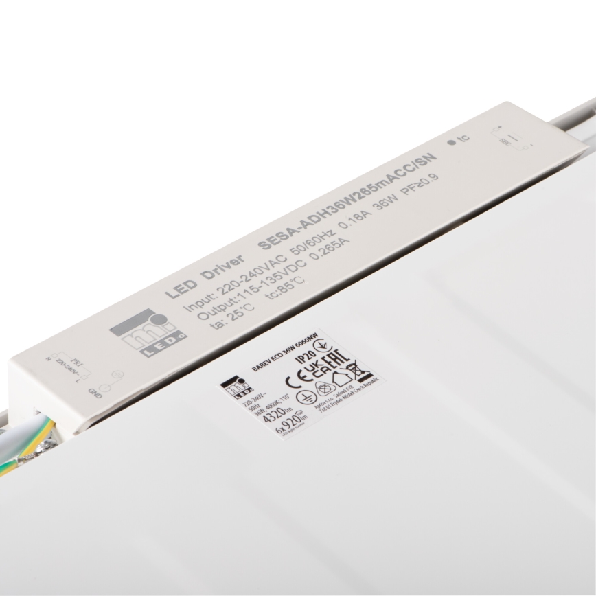 LED ovládač SESA-ADH36W265mACC/SN je pripojený k elektrickému vedeniu. Vstup: 220-240VAC 50/60Hz 0,18A 36W PF≥0,9; Výstup: 115-135VDC 0,265A; ta: 25°C tc:85°C. Na ovládači sú certifikačné značky.