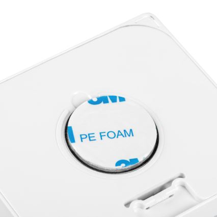 Biela plastová doska má prilepenú kruhovú samolepku s označením „PE FOAM“. Samolepka je umiestnená v strede dosky.