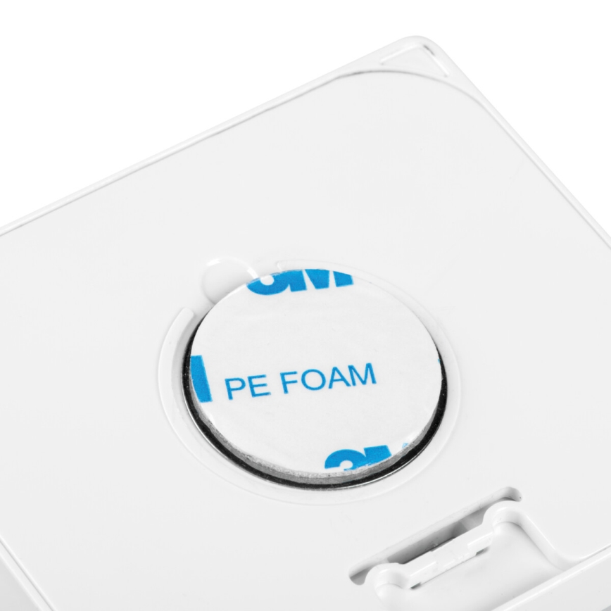 Biela plastová doska má prilepenú kruhovú samolepku s označením „PE FOAM“. Samolepka je umiestnená v strede dosky.