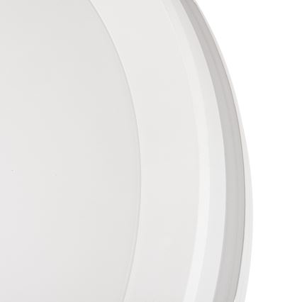 Biela zapustená lampa je zobrazená zblízka na bielom pozadí. Lampa má okrúhly tvar s viditeľným vnútorným difúzorom.