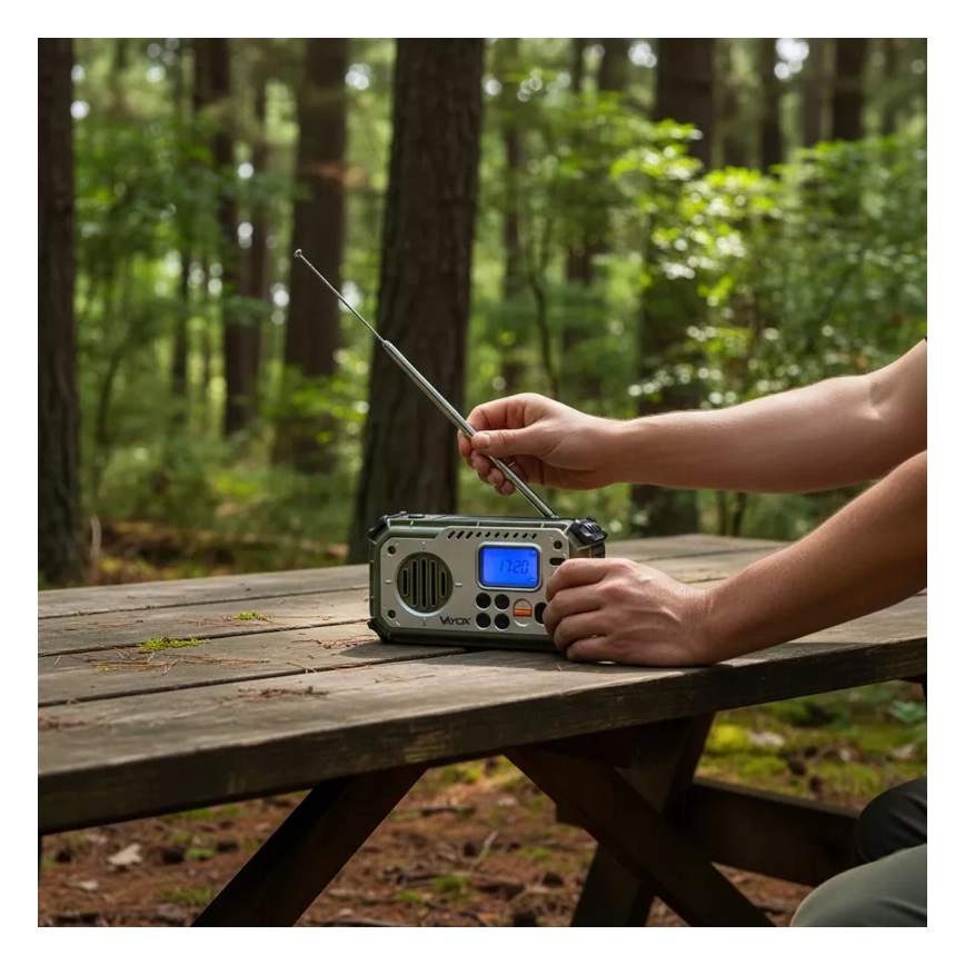 Kempingové rádio so kľukou, solárnym panelom a LED baterkou s funkciou powerbanky 5V/3xAAA/2000 mAh IPX4 zelená