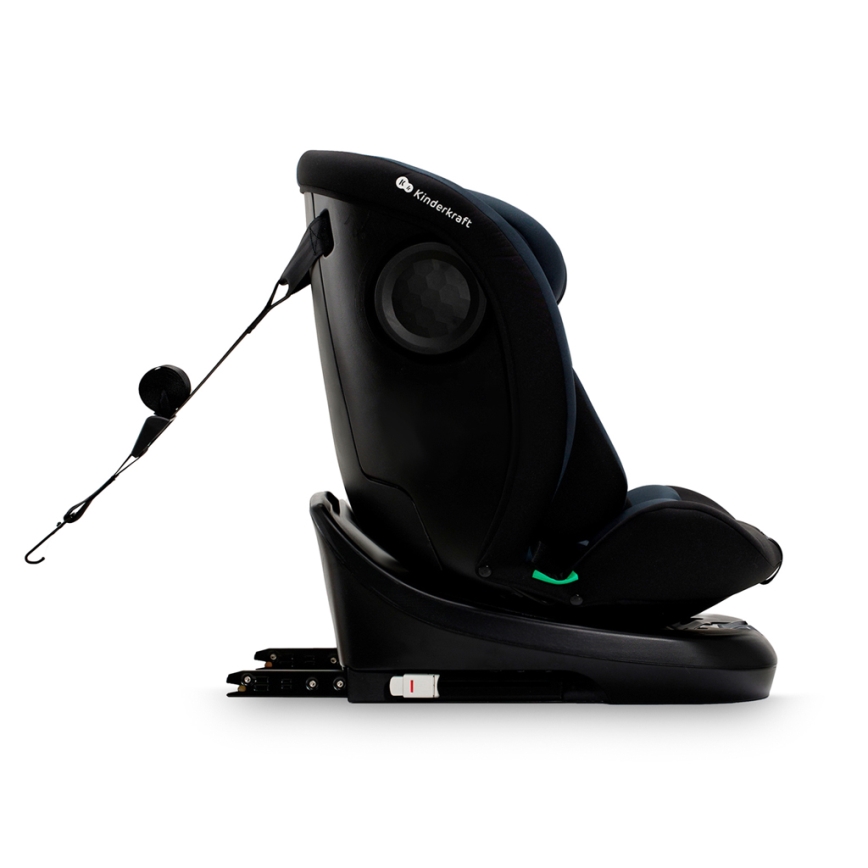 Autosedačka Kinderkraft je zobrazená zboku, v mierne naklonenej polohe. Je tmavo-sivo-čierna, s viditeľným systémom Isofix a doplnkovým popruhom na uchytenie. Na hlavovej opierke je logo Kinderkraft.
