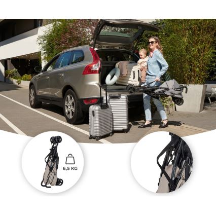 Žena vkladá skladný kočík do kufra auta. Kufor je už čiastočne obsadený batožinou. Kočík váži 6,5 kg.