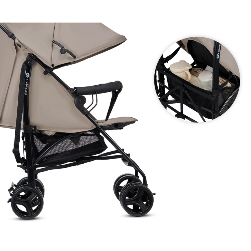 Ľahký športový kočík béžovej farby stojí na štyroch kolesách. Má opierku na ruky a skladací strieška. Pod sedadlom sa nachádza malý odkladací priestor a v zadnej časti kočíka je väčší úložný priestor, v ktorom sú vidieť fľaša a termoska.