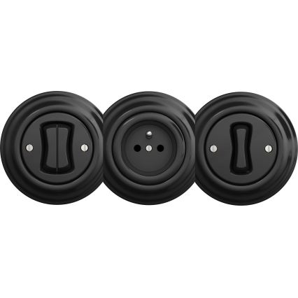 Tri čierne vypínače a zásuvky sú zoradené vedľa seba. Dva vypínače majú pákový spínač a jeden je trojkolíková zásuvka. Všetky sú umiestnené na bielom pozadí.