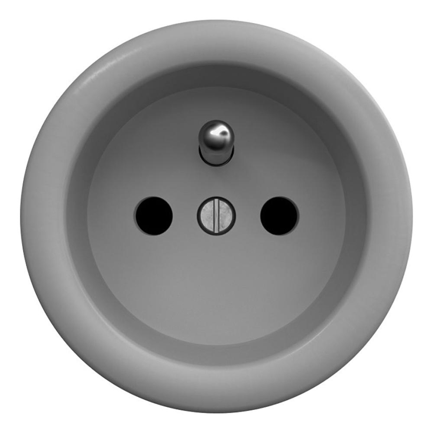 Šedá elektrická zásuvka s dvoma otvormi a stredovým uzemnením je zobrazená spredu na bielom pozadí. Zásuvka má zaoblený tvar a kovový kolík v strede.