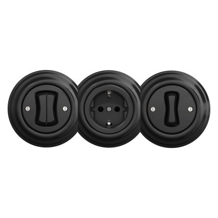 Tri čierne elektrické vypínače a zásuvka sú umiestnené vedľa seba. Dva vypínače majú pákový spínač, stredný je elektrická zásuvka s tromi otvormi. Všetky sú v retro štýle.