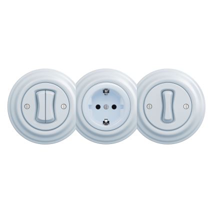 Tri svetlomodré vypínače a zásuvky sú umiestnené vedľa seba. Dva vypínače sú na krajoch a uprostred je elektrická zásuvka. Všetky sú okrúhle a majú hladký povrch.