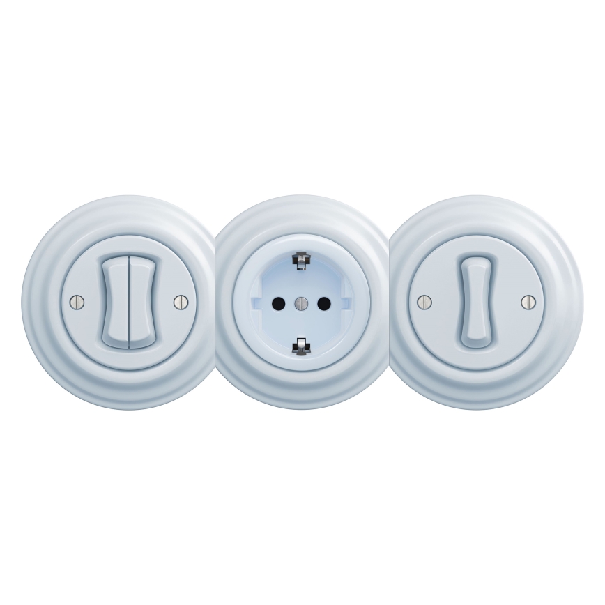 Tri svetlomodré vypínače a zásuvky sú umiestnené vedľa seba. Dva vypínače sú na krajoch a uprostred je elektrická zásuvka. Všetky sú okrúhle a majú hladký povrch.