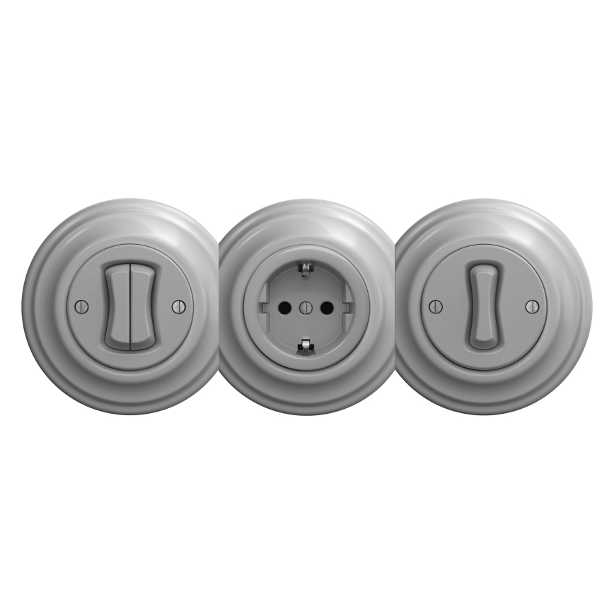 Tri sivé elektrické vypínače a zásuvka sú umiestnené vedľa seba. Jeden je dvojpolohový vypínač, jeden je zásuvka a jeden je jednopolohový vypínač. Všetky sú v rovnakom štýle a farbe.